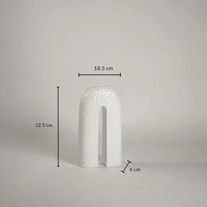 White U-shaped ceramic vase dimension image showing height 32.5 cm width 18.5 cm and depth 9 cm.