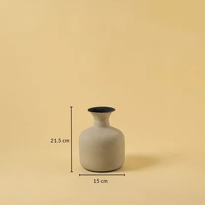 A beige textured vase is displayed with clear measurements showing a height of 21 cm and a width of 15 cm highlighting its compact rounded form in a clean layout.
