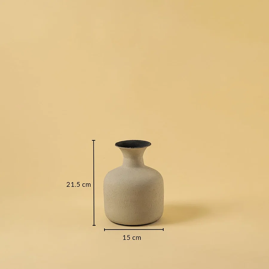 A beige textured vase is displayed with clear measurements showing a height of 21 cm and a width of 15 cm highlighting its compact rounded form in a clean layout.